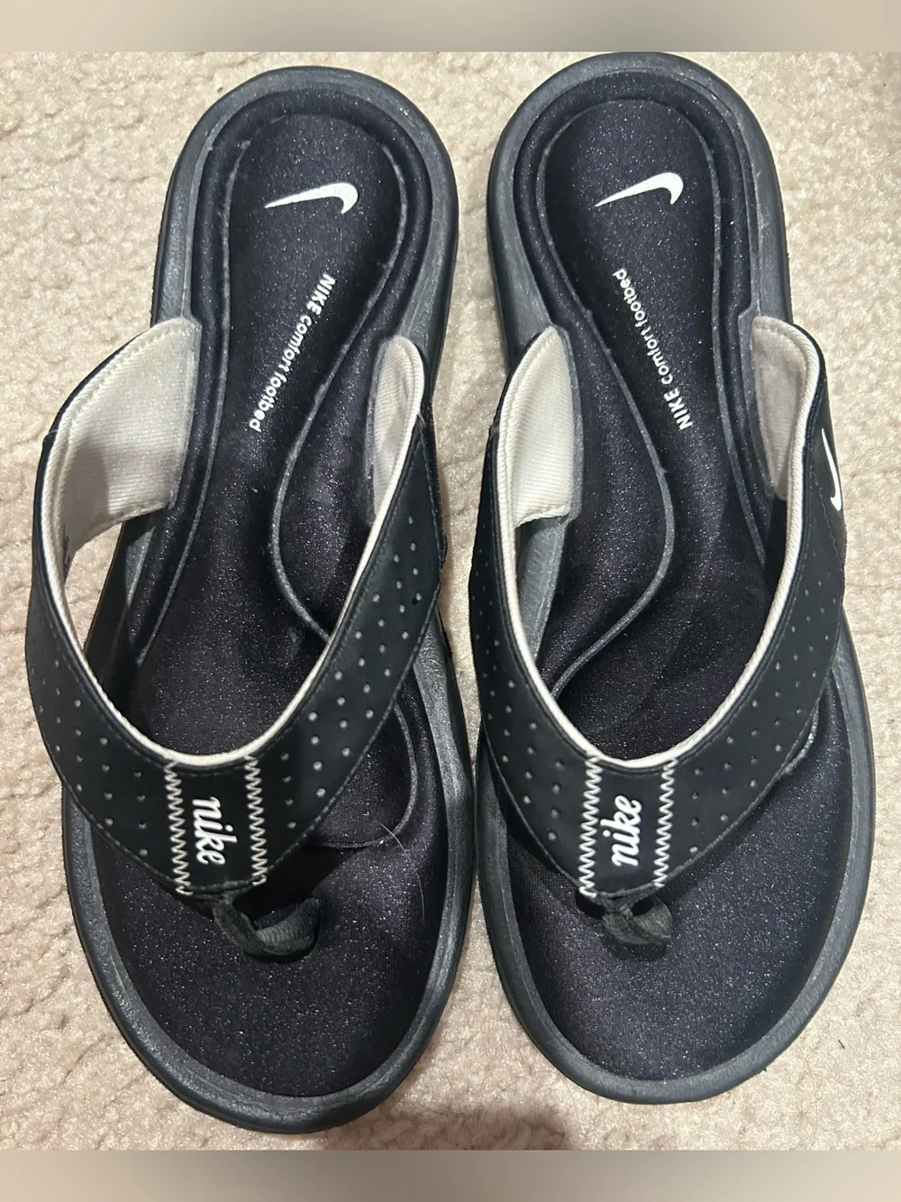 Nike Women’s Comfort Bed Black and White Flip Flops with Cushioned Footbed EUC 8 - Picture 2 of 8